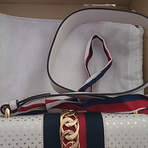 Gucci Stunning Mid size bag with amazing detais.  100% AUTHENTIC! - Picture 3 of 8
